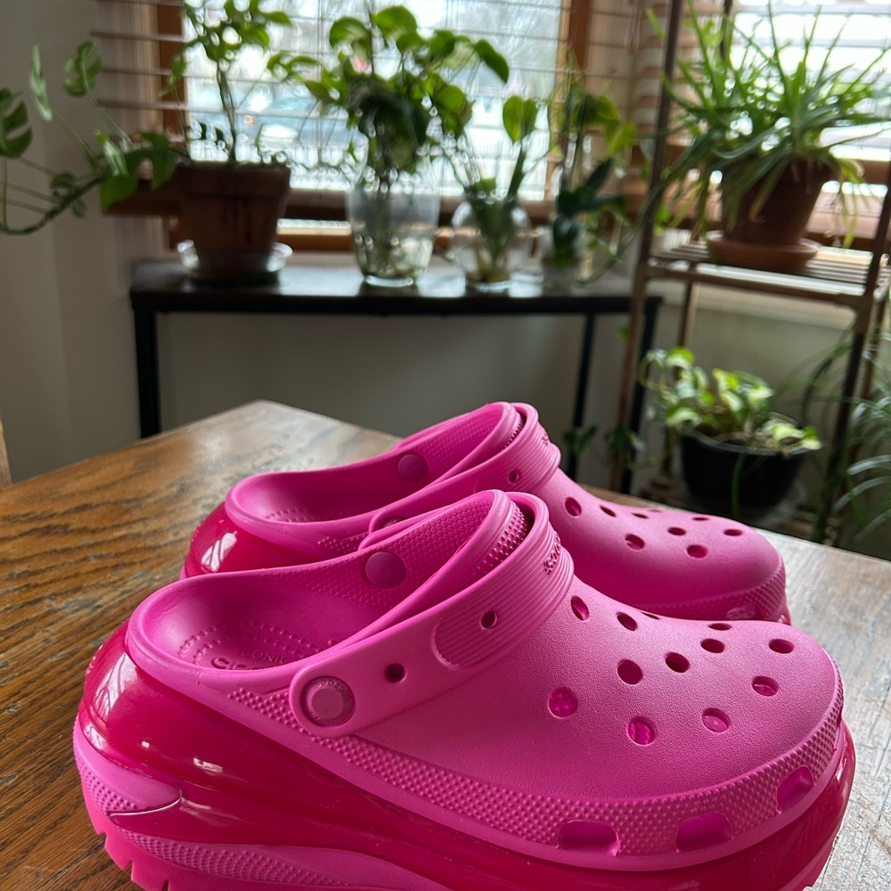 CROCS Iconic Comfort Mega Crush Y2K Platforms - Juicy Hot Pink - Picture 3 of 8